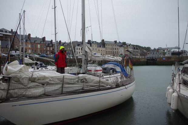 Anna will im Regen auf den Fischmarkt in St.Valery
