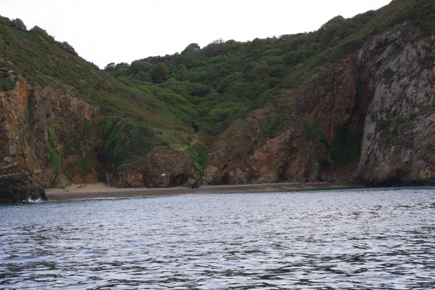Ankerbucht Sark (Blick vom Boot auf den Strand)